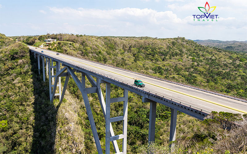 Bacunayagua-Bridge-cuba-top-viet-travel