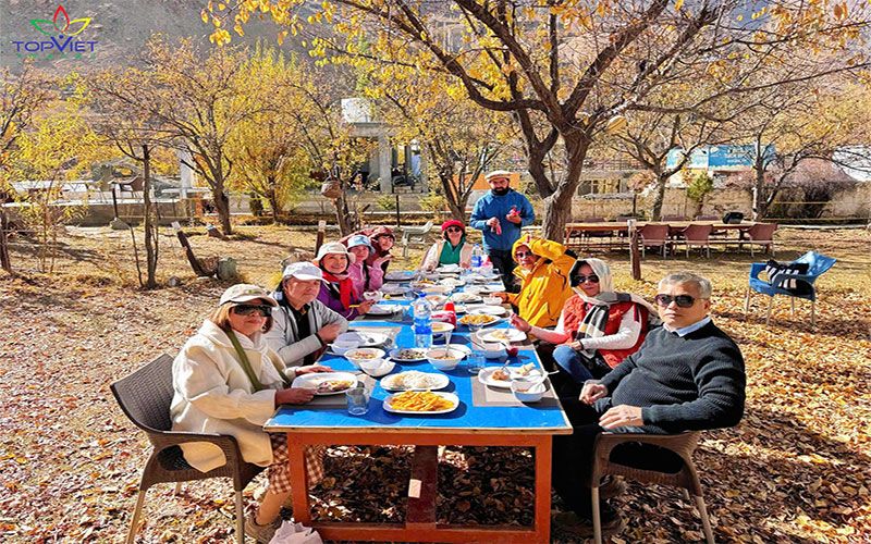 bua-trua-ngoai-troi-Hopar-pakistan-top-viet-travel