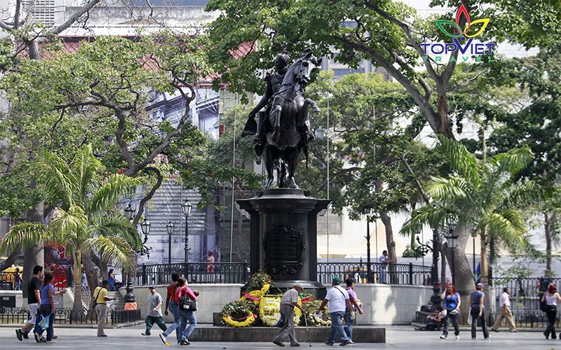 Simón-Bolívar-valezuele-nam-my-top-viet-travel